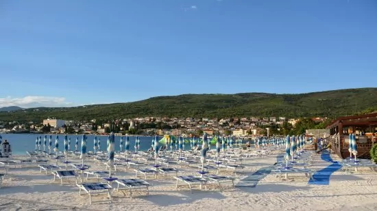 Selce - písečná pláž 800 m od objektu.