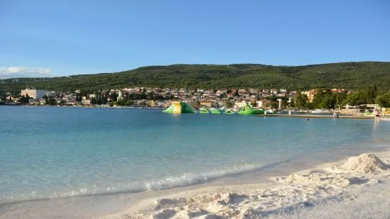 Selce - písečná pláž 800 m od objektu.