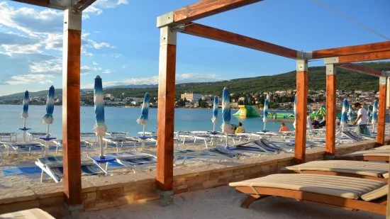 Selce - písečná pláž 800 m od objektu.