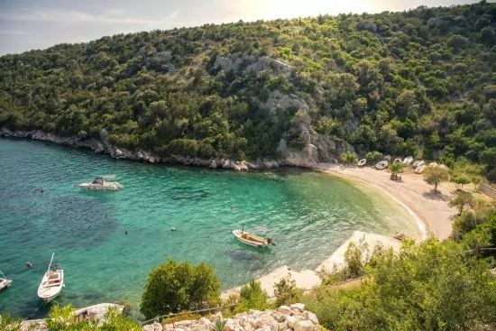 Klidná pláž 350 m od objektu.