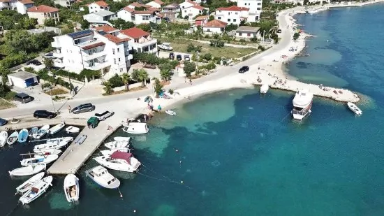 Vinišće - letecký pohled na pobřeží a pláž.