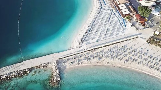 Selce - letecký pohled na pobřeží a město.