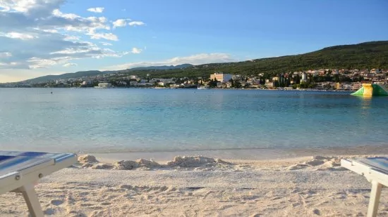 Selce - písečná pláž 400 m od objektu.