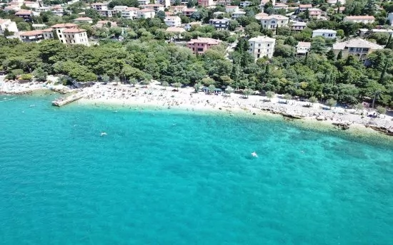 Letecký pohled na pobřeží a město Novi Vinodolski.
