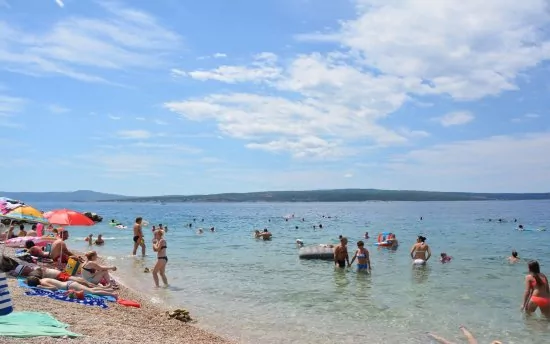 Dramalj - oblázková pláž 350 m od objektu.