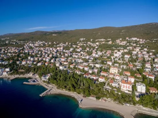 Dramalj - letecký pohled na pobřeží a město.