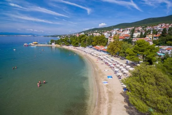 Crikvenica letecký pohled na pobřeží a město.