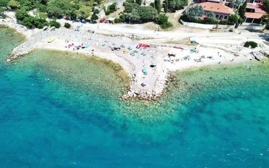 Novi Vinodolski letecký pohled na pobřeží a město.