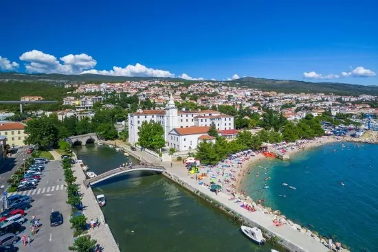 Crikvenica letecký pohled na pobřeží a město.