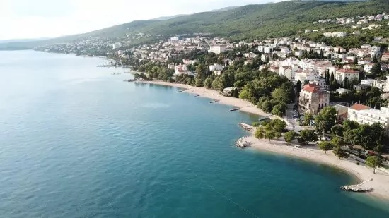 Crikvenica letecký pohled na pobřeží a město Crikvenica.