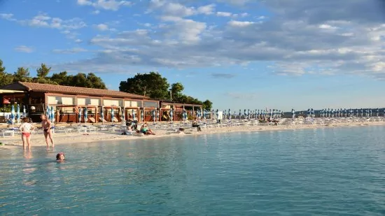 Písečná pláž 600 m od objektu.