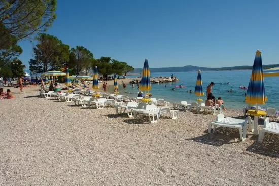Crikvenica písčito oblázková pláž.