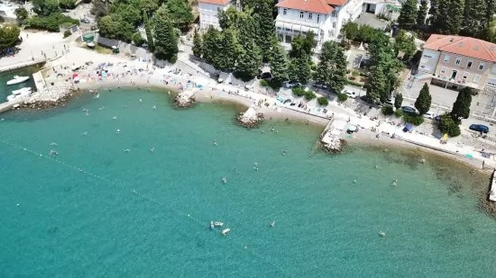 Dramalj letecký pohled na pobřeží a městečko.