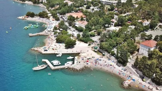 Dramalj letecký pohled na pobřeží a městečko.