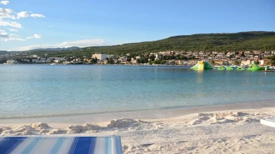 Plaž Poli Mora 190 m od objektu.