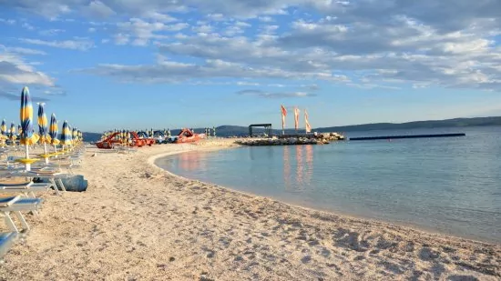 Písčito oblázková pláž v městě Selce.