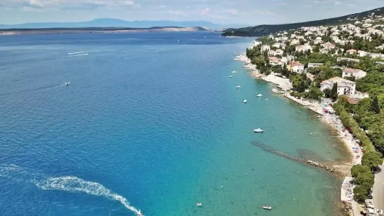 Dramalj - letecký pohle dna pobřeží a městečko.