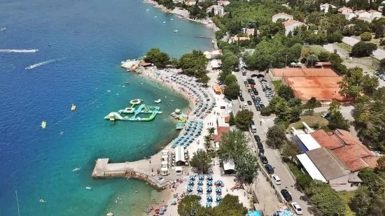 Dramalj - letecký pohled na pobřeží a město.