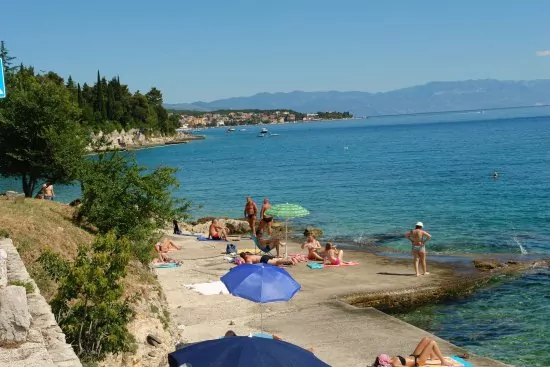 Crikvenica betonová pláž.