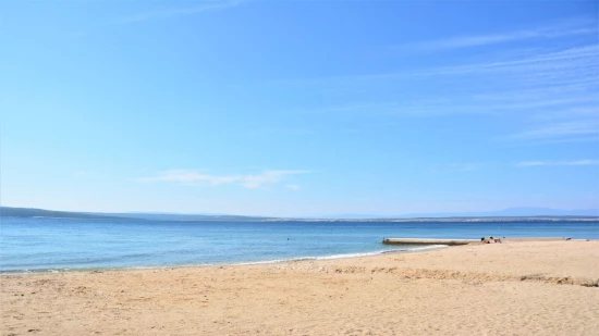 Crikvenica písčito oblázková pláž 350 m od objektu.