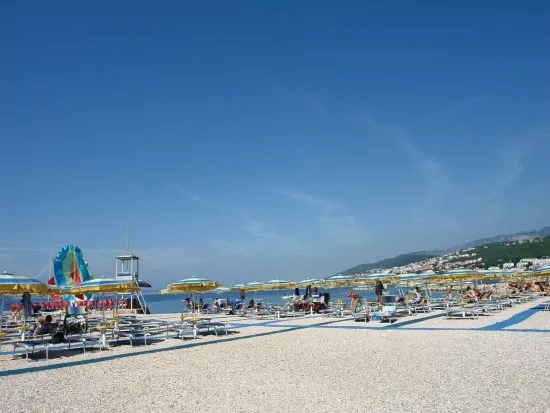 Selce oblázková pláž.