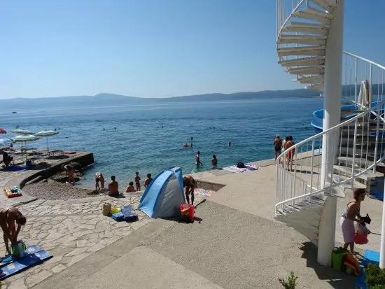 Betonové desky vhodné k opalování v Selce.