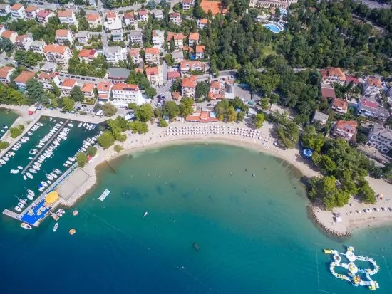 Crikvenica letecký pohle dna pobřeží a město.