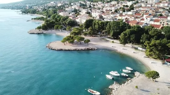 Crikvenica letecký pohle dna pobřeží a město.