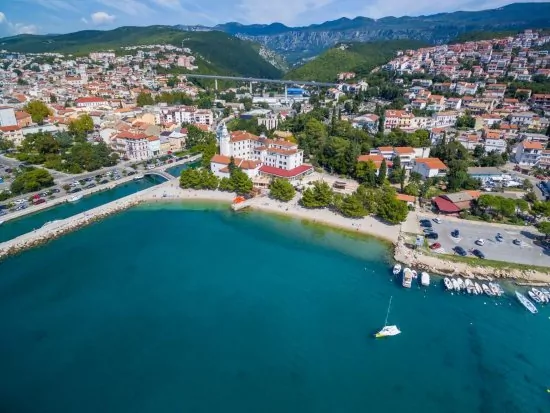 Crikvenica letecký pohle dna pobřeží a město.