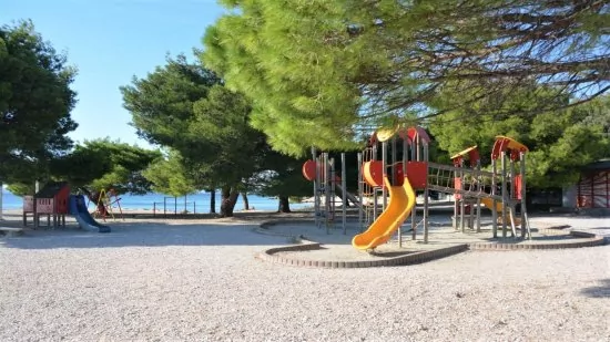 Crikvenica pobřeží a dětské hřiště u pláže.