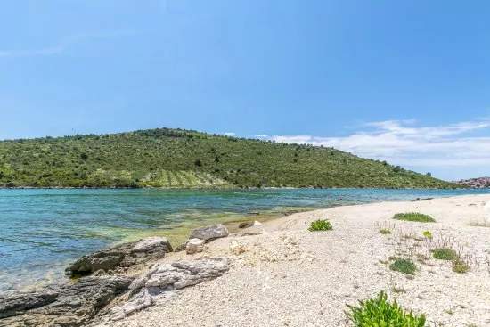 Klidná pláž do 100 m od objektu.
