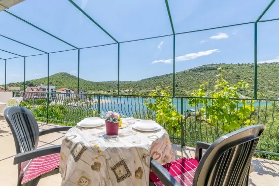 Sdílený balkon s výhledem na moře.