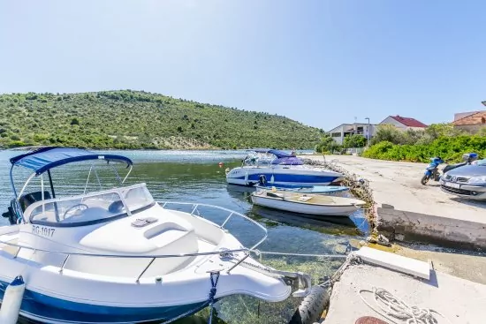 Moře a malá marina 20 m od objektu.