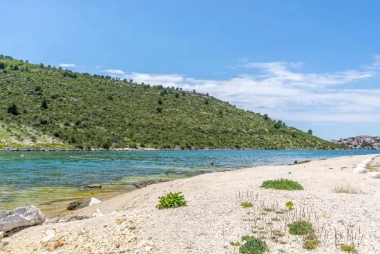 Klidná pláž do 100 m od objektu.