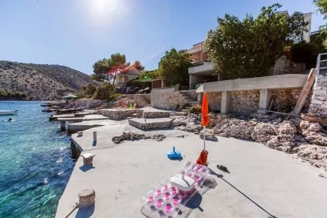 Pláž přímo u objektu.