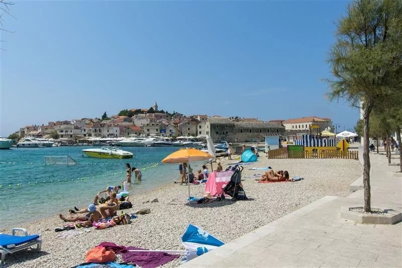 Primošten oblázková pláž pouze 70 m pěší chůzí.