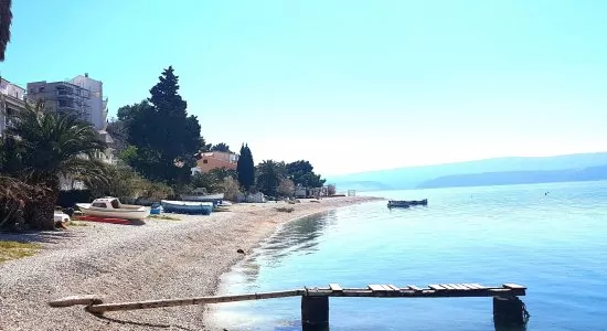 Oblázková pláž 100 m pěší chůzí.