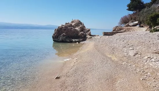 Pláž s pozvolným vstupem do moře.