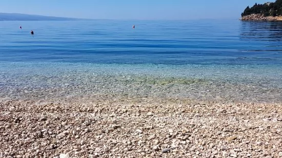 Pláž s pozvolným vstupem do moře.