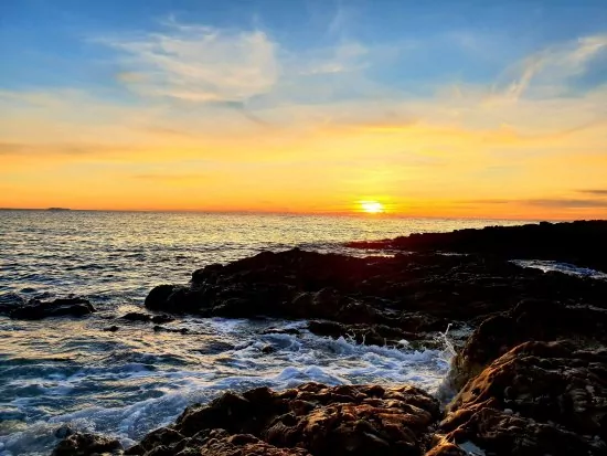 Moře a pláž do 200 m od objektu.