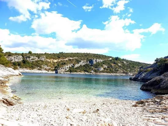 Moře a pláž do 200 m od objektu.