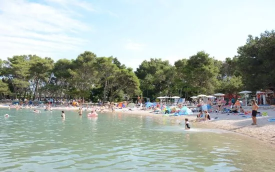 Porporela pláž 1,4 km pěší chůzí.