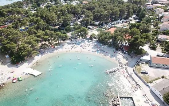 Letecký pohled na pobřeží a město Krk.