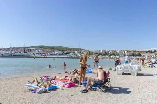 Vodice oblázková pláž 450 m pěší chůzí od objektu.