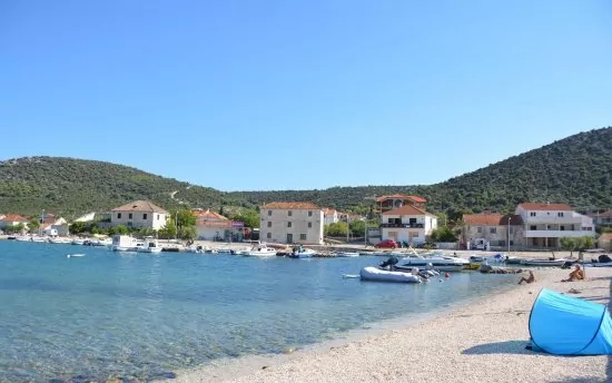 Vinišće oblázková pláž 210 m pěší chůzí.