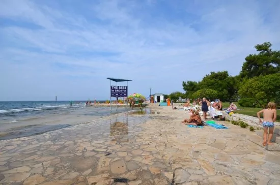 Moře a pláž do 200 m od objektu.