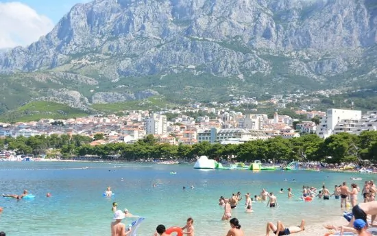 Velká oblázková pláž pouze 90 m od objektu.