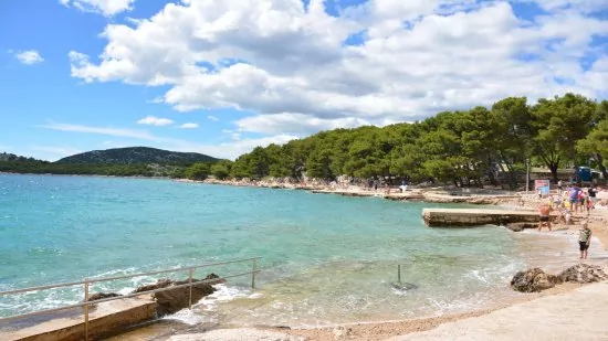 Vstup do moře s malými oblázky.