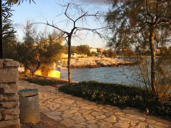 Moře a pobřeží v blízkosti domu.