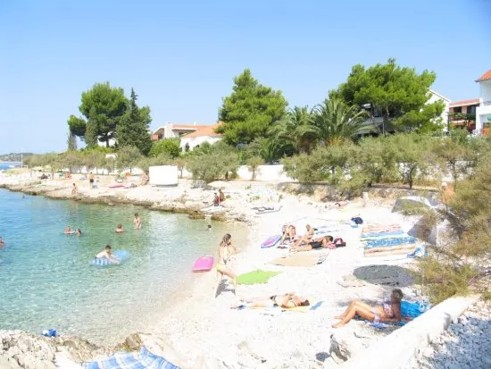 Moře a pláž v těsné blízkosti domu.